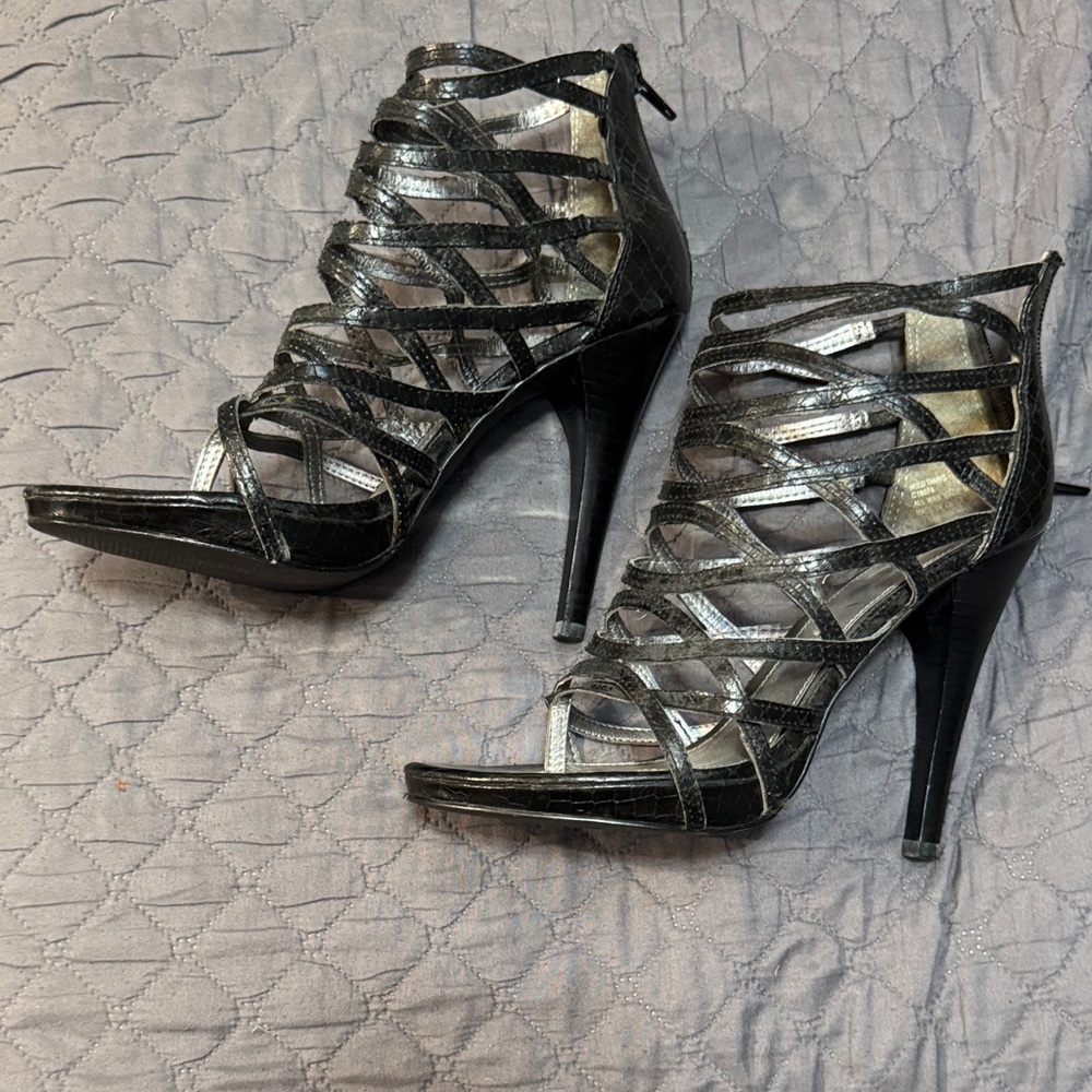 Mia Wild Thing size 8M. Pre-owned.